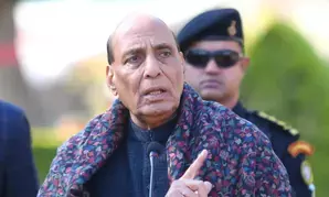 जम्मू-कश्मीर के सीमावर्ती इलाकों में पहुंचे रक्षा मंत्री, एलओसी पर लिया सुरक्षा का जायजा