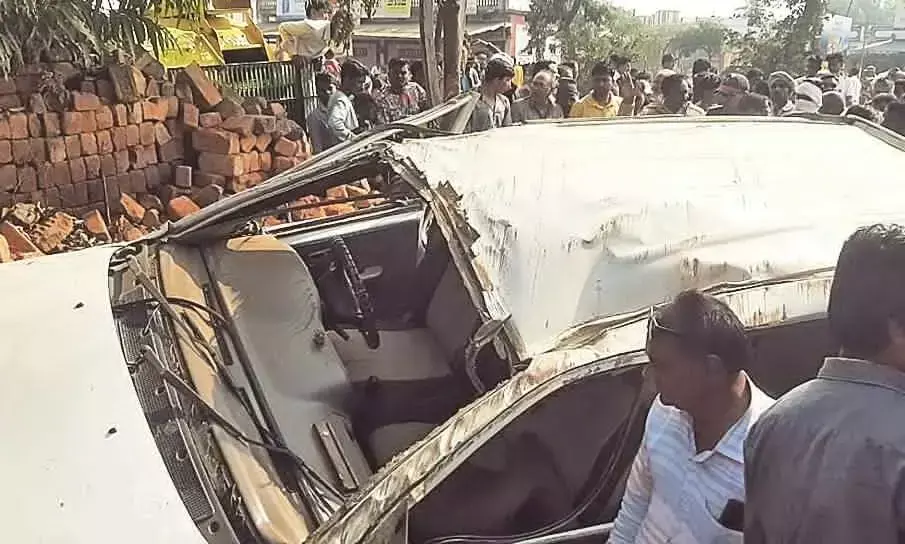 करीब 12 बारातियों को लेकर निकली कार हुई दुर्घटनाग्रस्त, तीन मृत-पांच गंभीर