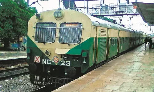 कोहरे का असर, आधा दर्जन से ज्यादा गाड़ियां घंटों लेट कोहरे का असर, आधा दर्जन से ज्यादा गाड़ियां घंटों लेट