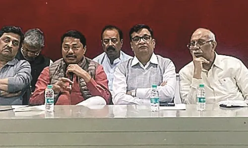 कांग्रेस की महारैली: सोनिया, राहुल, प्रियंका कार से पहुंचेंगे रैली में, बाकी नेता बस से कांग्रेस की महारैली: सोनिया, राहुल, प्रियंका कार से पहुंचेंगे रैली में, बाकी नेता बस से