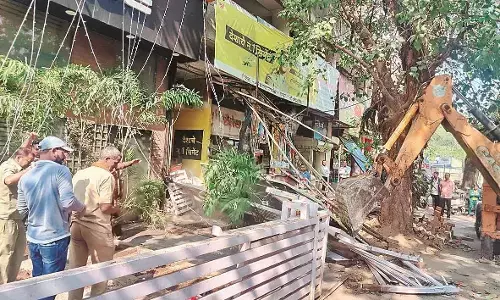 नासुप्र संकुल में चला बुलडोजर नासुप्र संकुल में चला बुलडोजर