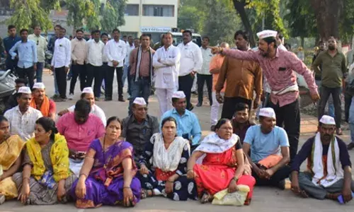 संभागीय आयुक्त कार्यालय के तीसरे माले से दो लोगों ने दी कूदने की धमकी संभागीय आयुक्त कार्यालय के तीसरे माले से दो लोगों ने दी कूदने की धमकी
