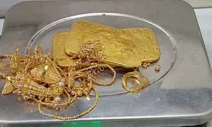दिल्ली हवाई अड्डे पर दो बांग्लादेशी गिरफ्तार, 1.5 करोड़ रुपये मूल्य का सोना बरामद दिल्ली हवाई अड्डे पर दो बांग्लादेशी गिरफ्तार, 1.5 करोड़ रुपये मूल्य का सोना बरामद