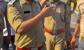 पटना में विवाद सुलझाने गई पुलिस टीम पर हमला, दारोगा समेत तीन पुलिसकर्मी घायल, पाँच गिरफ्तार पटना में विवाद सुलझाने गई पुलिस टीम पर हमला, दारोगा समेत तीन पुलिसकर्मी घायल, पाँच गिरफ्तार