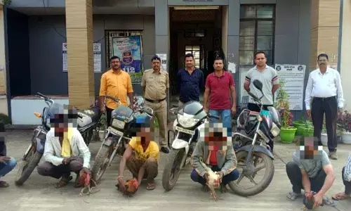 मुर्गा बाजार पर छापा , 6 आरोपी गिरफ्तार मुर्गा बाजार पर छापा , 6 आरोपी गिरफ्तार