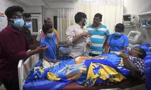 तमिलनाडु में अमोनिया गैस रिसाव के बाद कारखाने को अस्थायी रूप से किया गया बंद, 14 लोग अस्पताल में भर्ती तमिलनाडु में अमोनिया गैस रिसाव के बाद कारखाने को अस्थायी रूप से किया गया बंद, 14 लोग अस्पताल में भर्ती