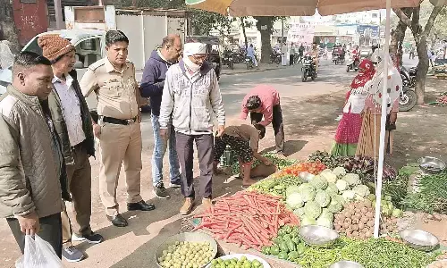कड़ाई के बावजूद लघु व्यवसायी कर रहे कैरी बैग का इस्तेमाल कड़ाई के बावजूद लघु व्यवसायी कर रहे कैरी बैग का इस्तेमाल