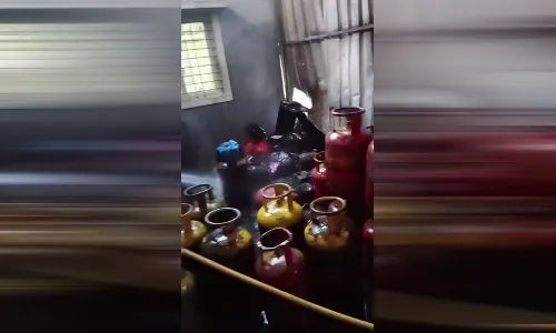 पुणे में आग लगने से दर्जनभर गैस सिलेंडर फटे, कोई हताहत नहीं