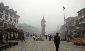 श्रीनगर में घना कोहरा, जम्मू-कश्मीर में शीतलहर जारी