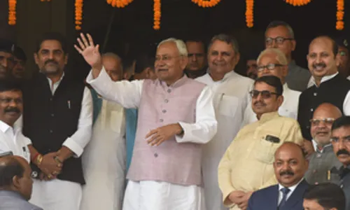 बिहार में नियोजित शिक्षकों को राज्यकर्मी का दर्जा देने को लेकर अब क्रेडिट लेने की होड़