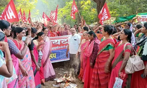 आंगनवाड़ी सेविकाओं ने जलाई आयुक्तालय के पत्र की होली