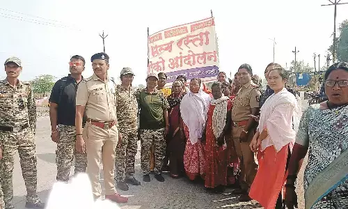 शराबबंदी को लेकर महिलाओं का रास्ता रोको आंदोलन, बर्बादी की कगार पर सैकड़ों परिवार! शराबबंदी को लेकर महिलाओं का रास्ता रोको आंदोलन, बर्बादी की कगार पर सैकड़ों परिवार!