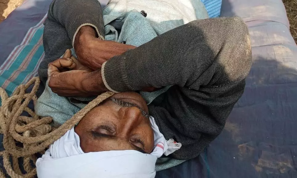 फांसी के फंदे पर झूलकर अधेड ने दी जान फांसी के फंदे पर झूलकर अधेड ने दी जान