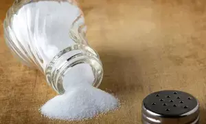 भोजन में टेबल नमक जोड़ने से क्रोनिक किडनी रोग का खतरा: शोध
