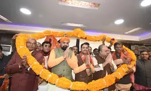 जदयू के प्रदेश महासचिव रहे प्रगति मेहता, लोजपा के पूर्व महासचिव त्रिभुवन निषाद सैकड़ों समर्थकों के साथ भाजपा में शामिल