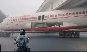 बिहार : ओवरब्रिज के नीचे फंसा हवाई जहाज, मची अफरा तफरी, सेल्फी लेने वालो की लगी भीड़