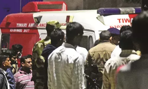 समर्थकों की भीड़ को देखकर जेल का प्रवेश द्वार किया बंद समर्थकों की भीड़ को देखकर जेल का प्रवेश द्वार किया बंद