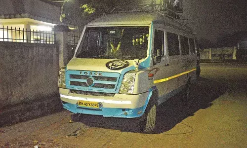 ट्रैफिक सिग्नल पर खड़ी दो बहनों समेत वाहनों को मिनी बस ने उड़ाया