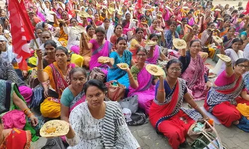 आंगनवाड़ी कर्मचारियों ने किया चटनी-भाकर आंदोलन