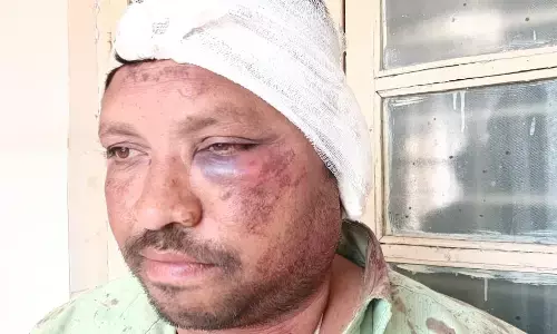 रेत तस्करों ने सरपंच और विवाद मुक्त समिति के अध्यक्ष पर किया जानलेवा हमला