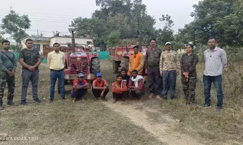 रेत तस्करी करते पकड़े गए दो ट्रैक्टर जब्त रेत तस्करी करते पकड़े गए दो ट्रैक्टर जब्त