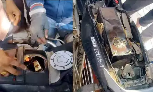 दोपहिया की टैंक में पेट्रोल की बजाए मिली शराब दोपहिया की टैंक में पेट्रोल की बजाए मिली शराब