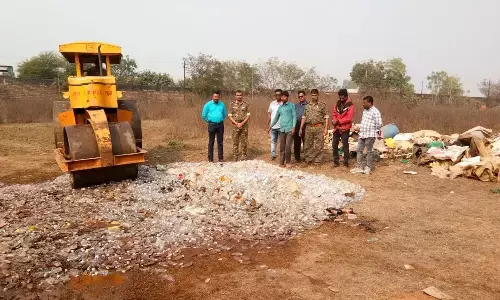 देसाईगंज में 16 लाख की शराब पर चला बुलडोजर देसाईगंज में 16 लाख की शराब पर चला बुलडोजर
