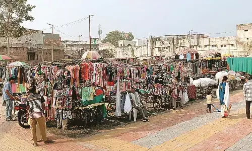 हॉकर्स जोन में लघु व्यवसायियों ने सजाई दुकानें, संख्या बढ़नेे से रोकने की चुनौती हॉकर्स जोन में लघु व्यवसायियों ने सजाई दुकानें, संख्या बढ़नेे से रोकने की चुनौती