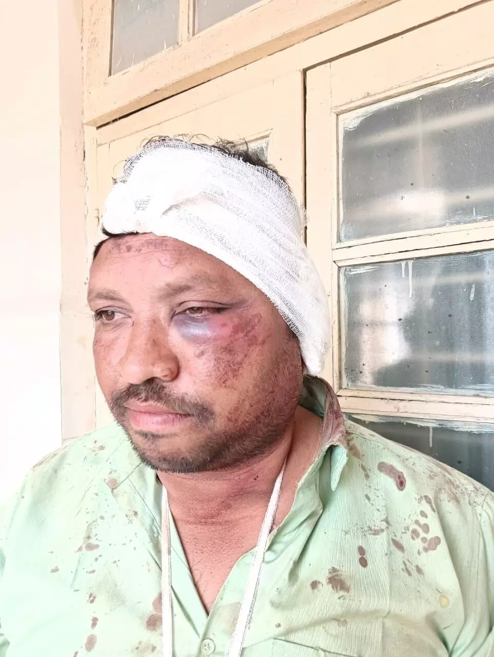 रेत तस्करों ने सरपंच और विवाद मुक्त समिति के अध्यक्ष पर किया जानलेवा हमला रेत तस्करों ने सरपंच और विवाद मुक्त समिति के अध्यक्ष पर किया जानलेवा हमला