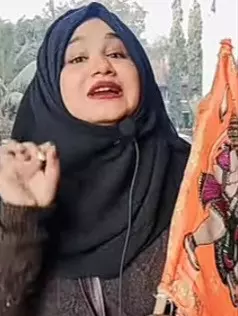 भगवा ध्वज लेकर अयोध्या की तरफ बढ़ती शबनम शेख भगवा ध्वज लेकर अयोध्या की तरफ बढ़ती शबनम शेख