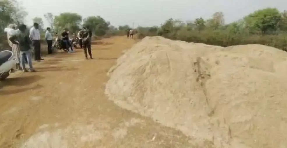 वैनगंगा नदी के तट पर अवैध रेत का भंडारण जब्त