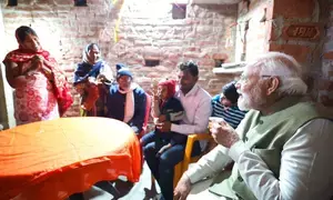 अयोध्या में मीरा के घर अचानक चाय पीने पहुंचे पीएम मोदी