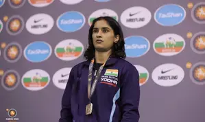 विनेश फोगाट ने अपने खेलरत्‍न, अर्जुन पुरस्कार लौटाए, पुरस्कारों को पीएमओ के सामने फुटपाथ पर रखा