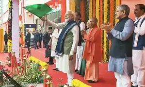 पीएम मोदी ने जयकारों और तालियों के बीच जालना-मुंबई वंदे भारत एक्सप्रेस को हरी झंडी दिखाई