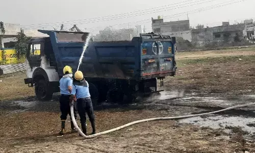 डम्पर ने साइकिल सवार भाई-बहन को कुचला डम्पर ने साइकिल सवार भाई-बहन को कुचला