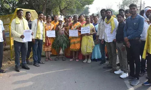 आरक्षण के नाम पर आदिवासियों का अस्तित्व खत्म न करें