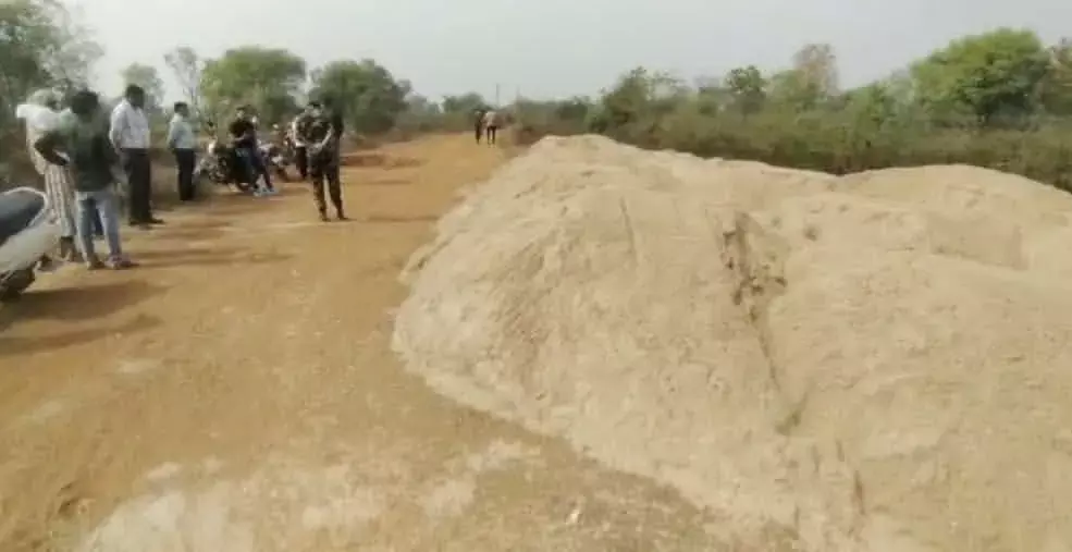 वैनगंगा नदी के तट पर अवैध रेत का भंडारण जब्त