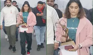 विनेश फोगाट ने अपने खेलरत्‍न, अर्जुन पुरस्कार लौटाए, पुरस्कारों को पीएमओ के सामने फुटपाथ पर रखा