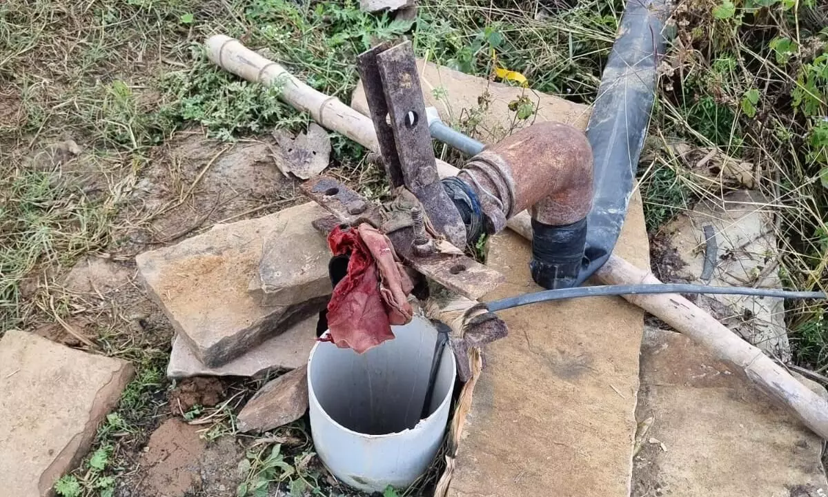 आसामाजिक तत्व बनें किसानों के लिए आफत, बोरवेल की लीड, रस्सी काटी, मशीन बोर में गिरी आसामाजिक तत्व बनें किसानों के लिए आफत, बोरवेल की लीड, रस्सी काटी, मशीन बोर में गिरी