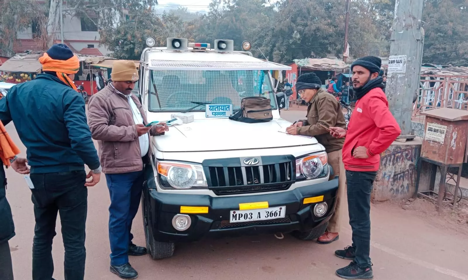 गुना हादसे पर सीएम के सख्त एक्शन के बाद पुलिस व परिवहन विभाग एक्शन मोड में गुना हादसे पर सीएम के सख्त एक्शन के बाद पुलिस व परिवहन विभाग एक्शन मोड में