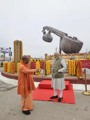 लता मंगेशकर चौक की सुंदरता देख पीएम हुए भाव-विभोर, सीएम से ली जानकारी लता मंगेशकर चौक की सुंदरता देख पीएम हुए भाव-विभोर, सीएम से ली जानकारी