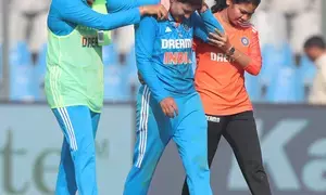 फील्डिंग के दौरान स्नेह राणा की हुई टक्कर, हरलीन देयोल कन्कशन सब्स्टीट्यूट के तौर पर आईं