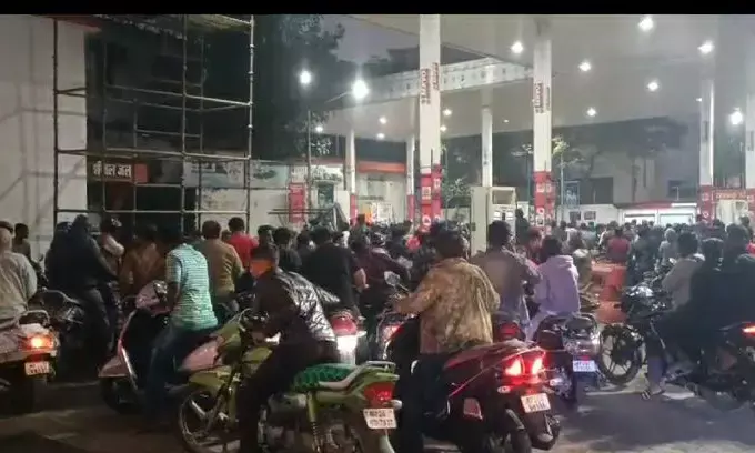 टैंकर ड्राइवरों ने अचानक किया काम बंद, पेट्रोल पंपों पर मचा कोहराम