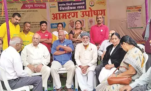 विदर्भवादियों का आमरण अनशन जारी, तीन की तबीयत खराब हुई विदर्भवादियों का आमरण अनशन जारी, तीन की तबीयत खराब हुई