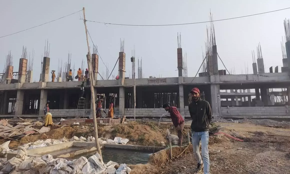 सीएम राइज विद्यालय में नाबालिक बच्चे बने मजदूर सीएम राइज विद्यालय में नाबालिक बच्चे बने मजदूर