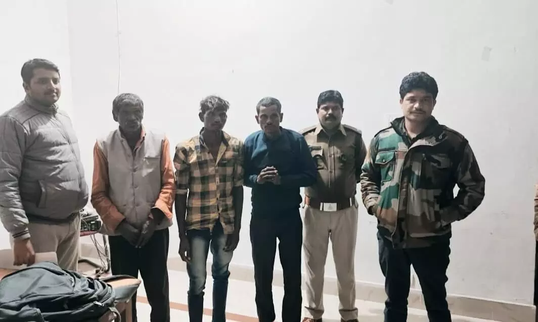 सागौन काटने के आरोप में पकड़े गए तीन आरोपी सागौन काटने के आरोप में पकड़े गए तीन आरोपी
