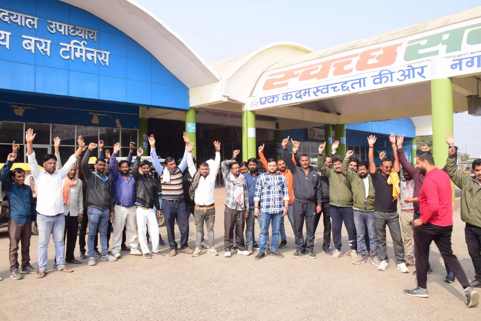 नये परिवहन कानून से ड्राइवरों में आक्रोश, बसों के पहिए रहेंगे जाम नये परिवहन कानून से ड्राइवरों में आक्रोश, बसों के पहिए रहेंगे जाम