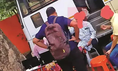 आरटीओ में जब्त वाहनों में लग रही दलालों की दुकान आरटीओ में जब्त वाहनों में लग रही दलालों की दुकान