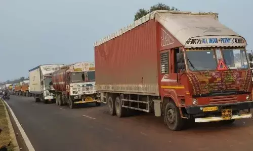 ट्रक ड्राइवरों ने हाइवे पर जाम लगाकर किया प्रदर्शन, बस-आटो के पहिए भी थमे रहे
