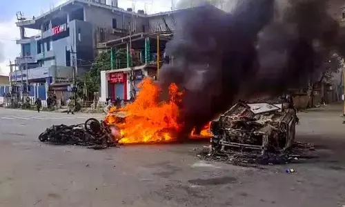 नए साल पर फिर मणिपुर में फिर भड़की हिंसा, 3 लोगों की गोली मारकर हत्या, गुस्साई भीड़ ने कई वाहनों को किया आग के हवाले, 5 जिलों में कर्फ्यू